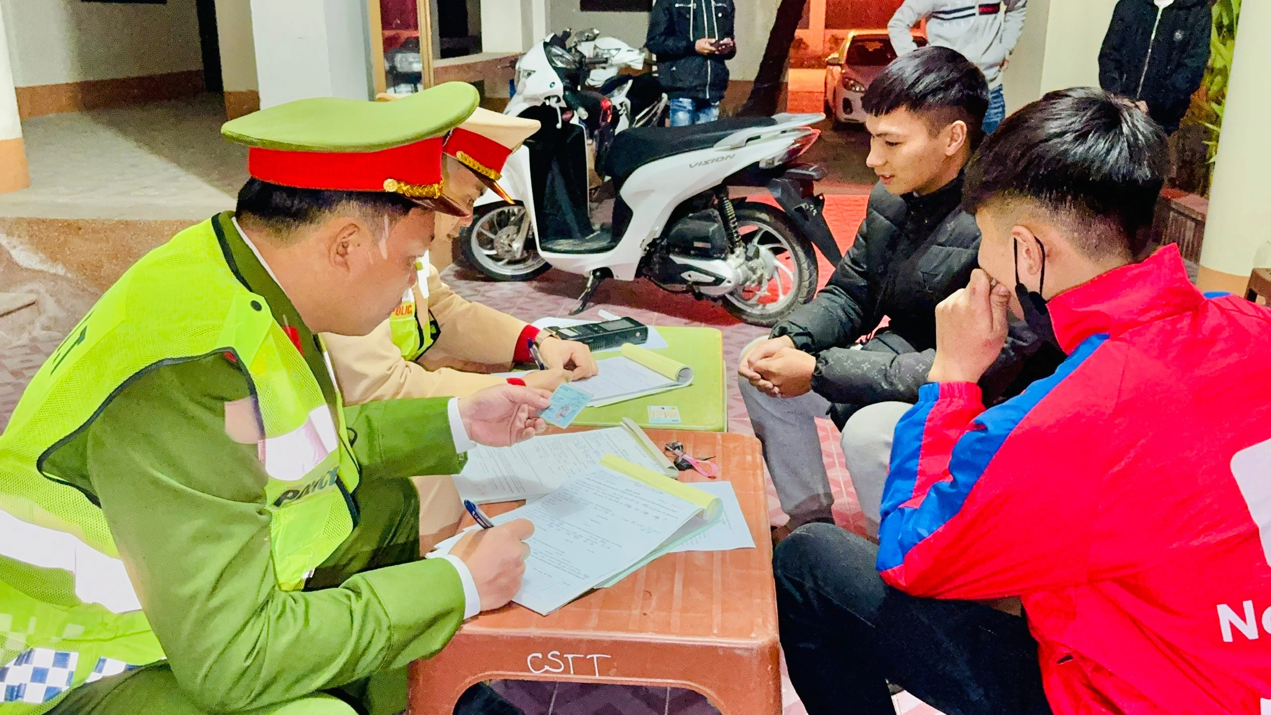 anh-5-lap-bien-ban-voi-cac-thanh-nien-vi-pham.jpg