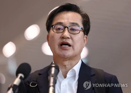 Thống đốc Gyeonggi Kim Dong-yeon tuyên bố tranh cử tổng thống trong cuộc họp báo tại Sân bay quốc tế Incheon ngày 9/4/2025. Ảnh: Yonhap.