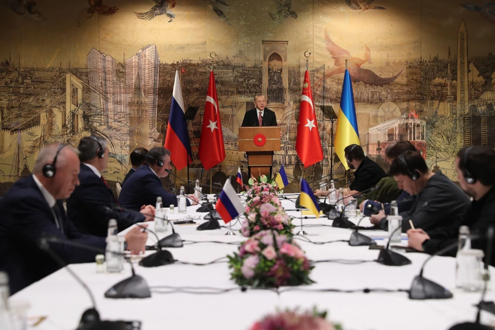 Tổng thống Thổ Nhĩ Kỳ Recep Tayyip Erdogan (giữa) trong cuộc gặp phái đoàn Nga (trái) và Ukraine (phải) tại thành phố Istanbul, ngày 29/3/2022. Ảnh tư liệu: AFP/TTXVN