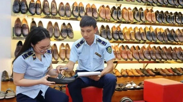 Cơ quan chức năng kiểm tra, phát hiện nhiều sản phẩm, hàng giả, hàng nhái tại cửa hàng Tùng Moscow (TP Thanh Hóa).