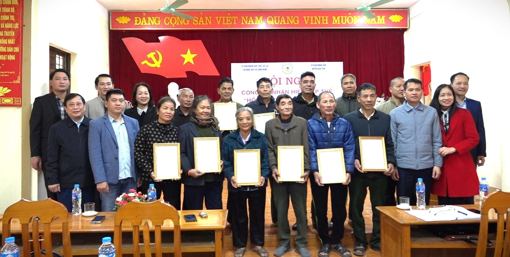 trao-chung-nhan-quyen-su-dung-nhan-hieu-tap-the-hong-khong-hat-bao-ha-cho-cac-ho-gia-dinh-trong-hong-khong-hat.jpg