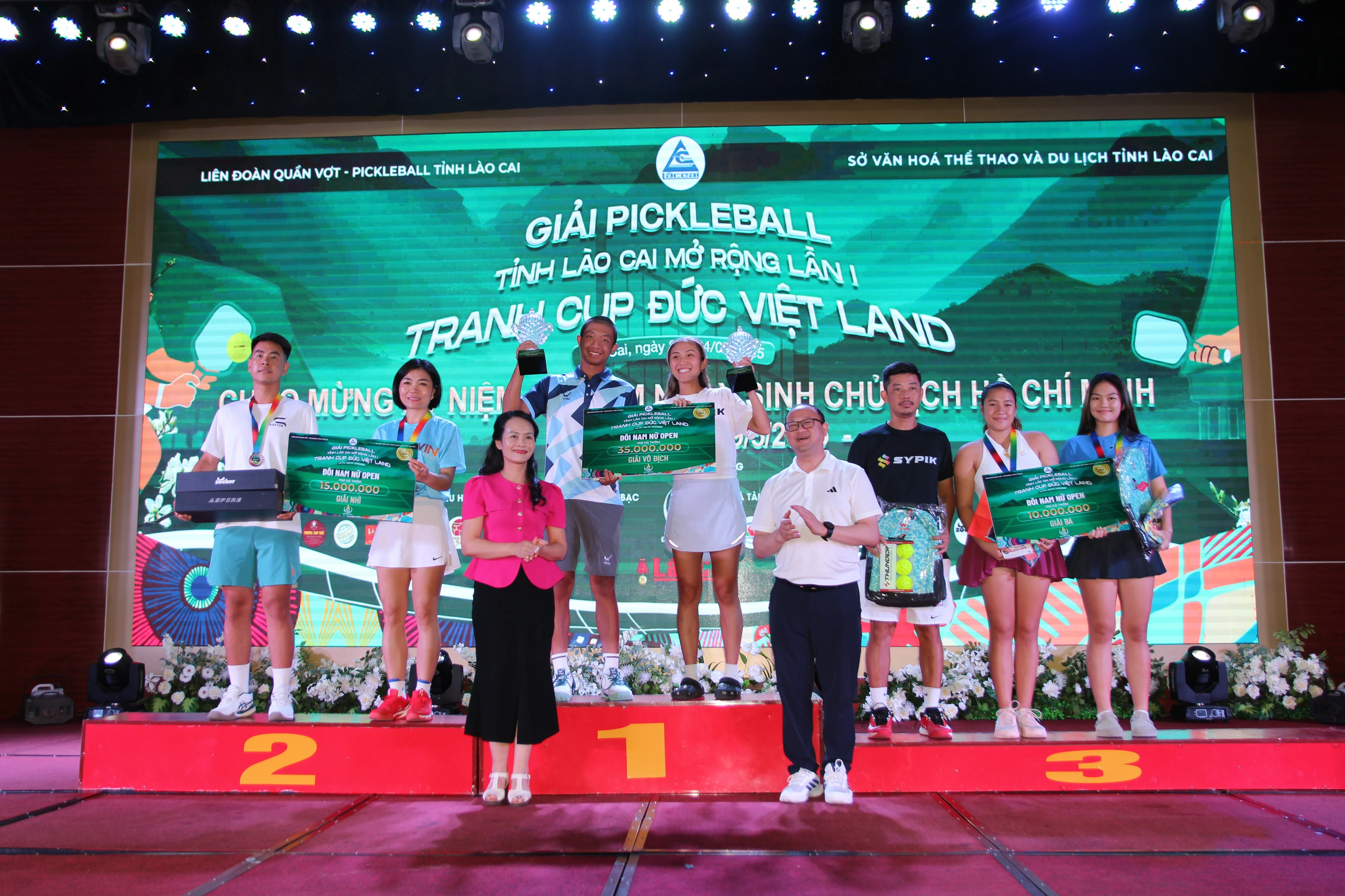 doi-nam-nu-open.jpg