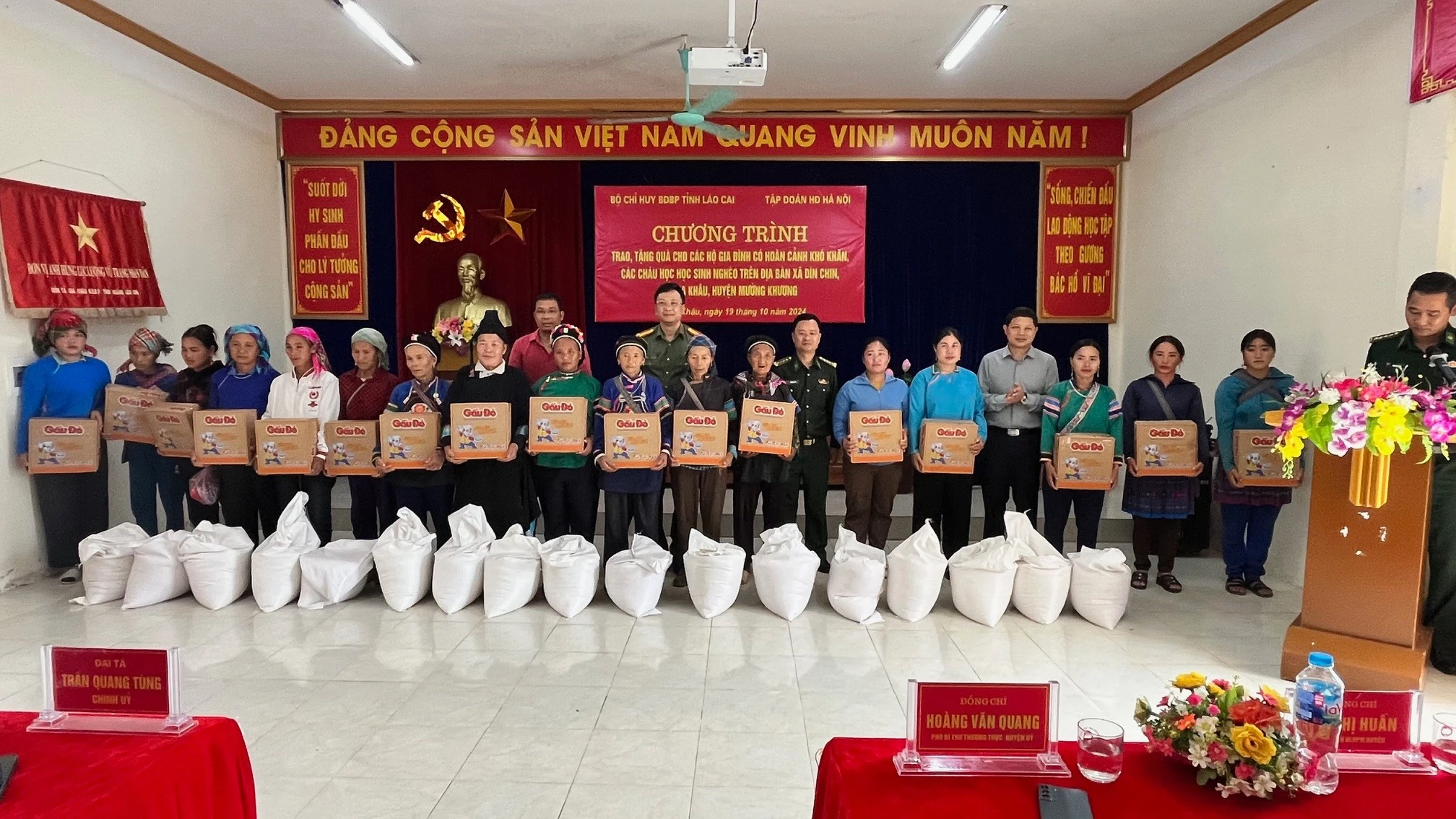7nhan-dan-2-xa-din-chin-va-ta-gia-khau-nhan-qua-ho-tro-tu-cac-nha-hao-tam-6674.jpg