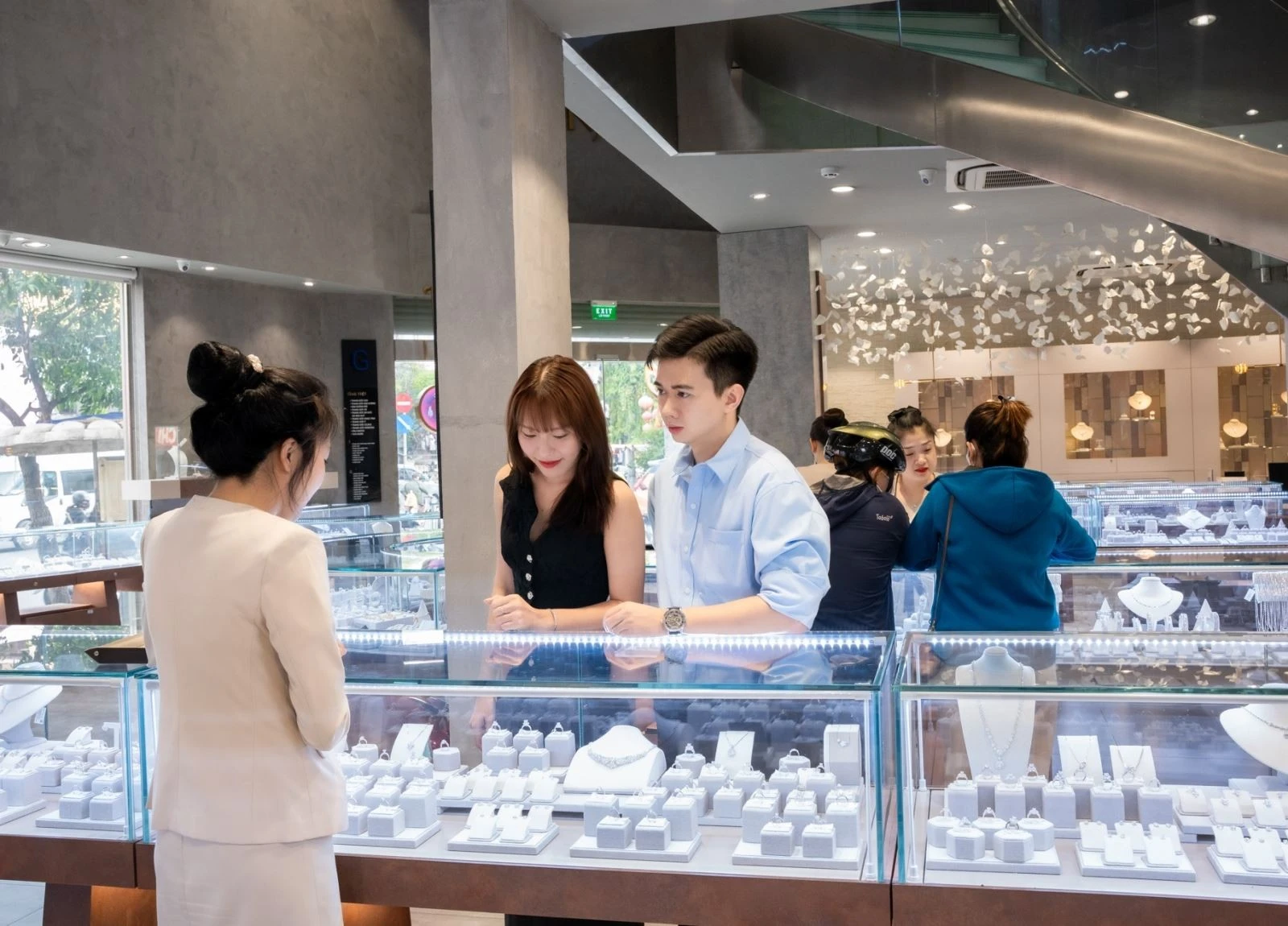 Mặt hàng vàng được người dân chọn mua vì có thể tích trữ lâu dài.