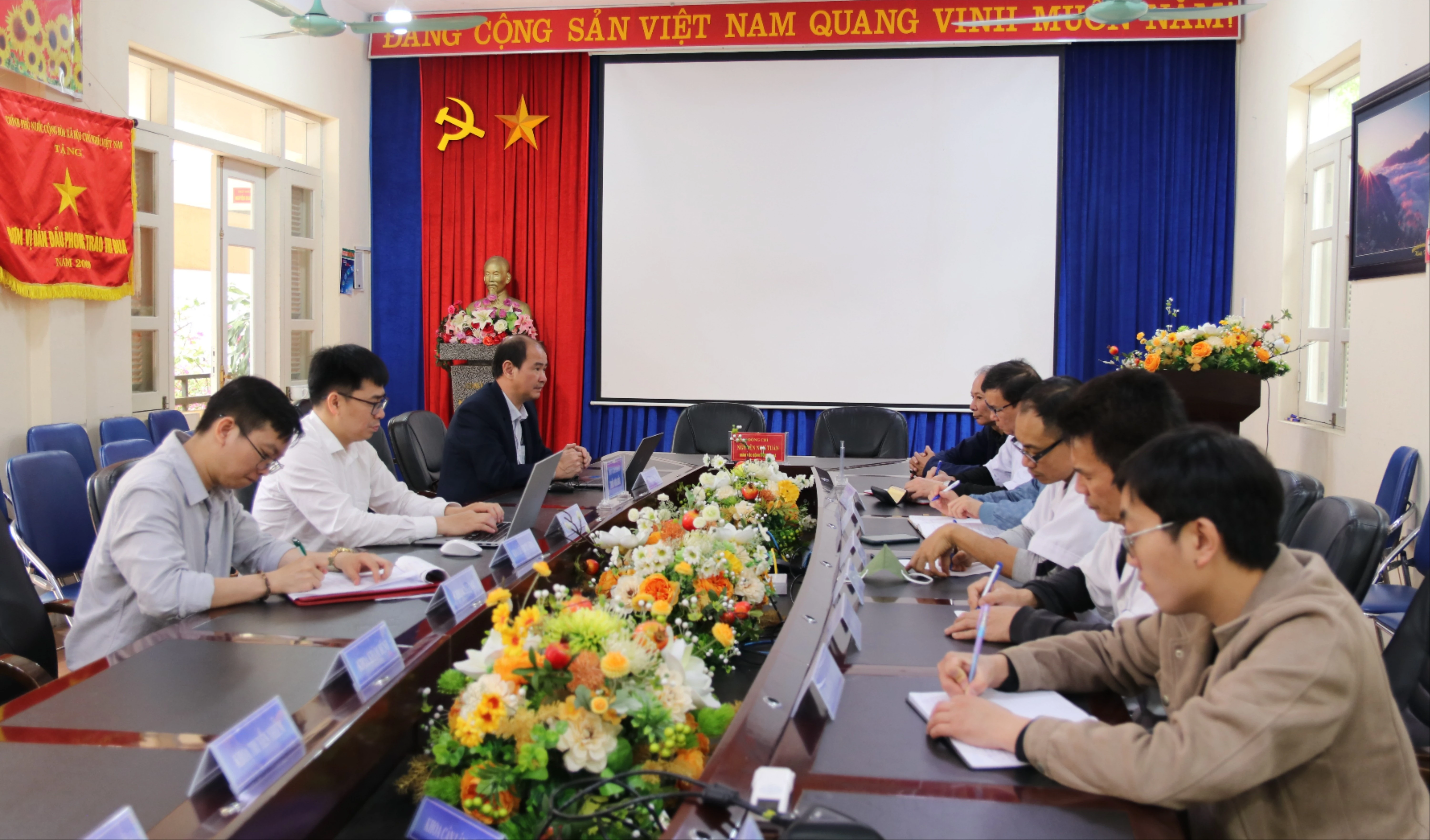 14-lam-viec-voi-y-te-huyen-6333.jpg