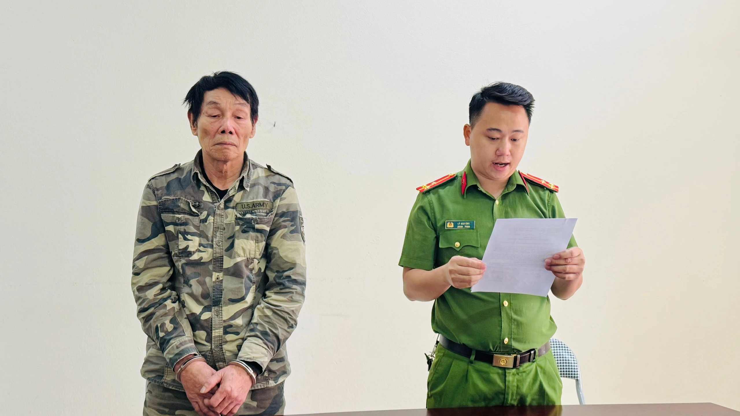 anh-1-co-quan-canh-sat-dieu-tra-cong-an-tinh-lao-cai-thi-hanh-lenh-bat-bi-can-de-tam-giam-doi-voi-tran-van-y-2.jpg