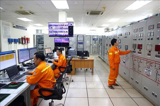 Vận hành tại TBA 500kV Di Linh (Lâm Đồng). Ảnh tư liệu: Huy Hùng/TTXVN