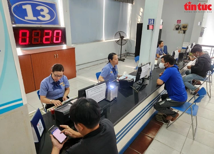 Hành khách mua vé tàu tại Ga Sài Gòn. Ảnh: Mạnh Linh/Báo Tin tức