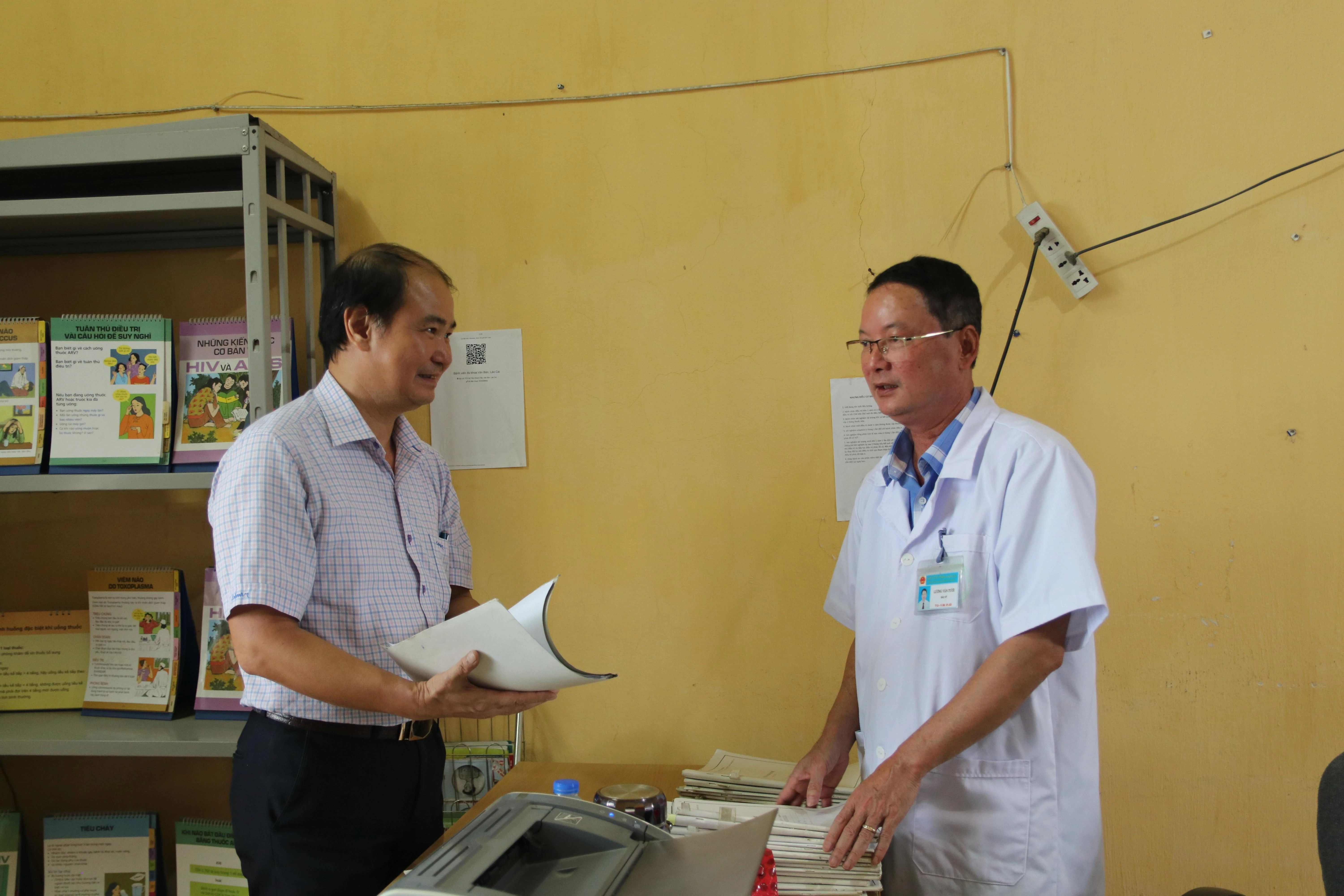 anh 2 tin hiv.JPG