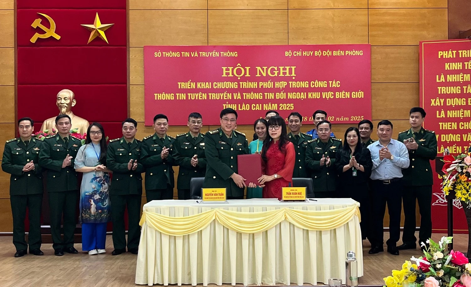 lanh-d-o-2-co-quan-ky-k-t-c.jpg
