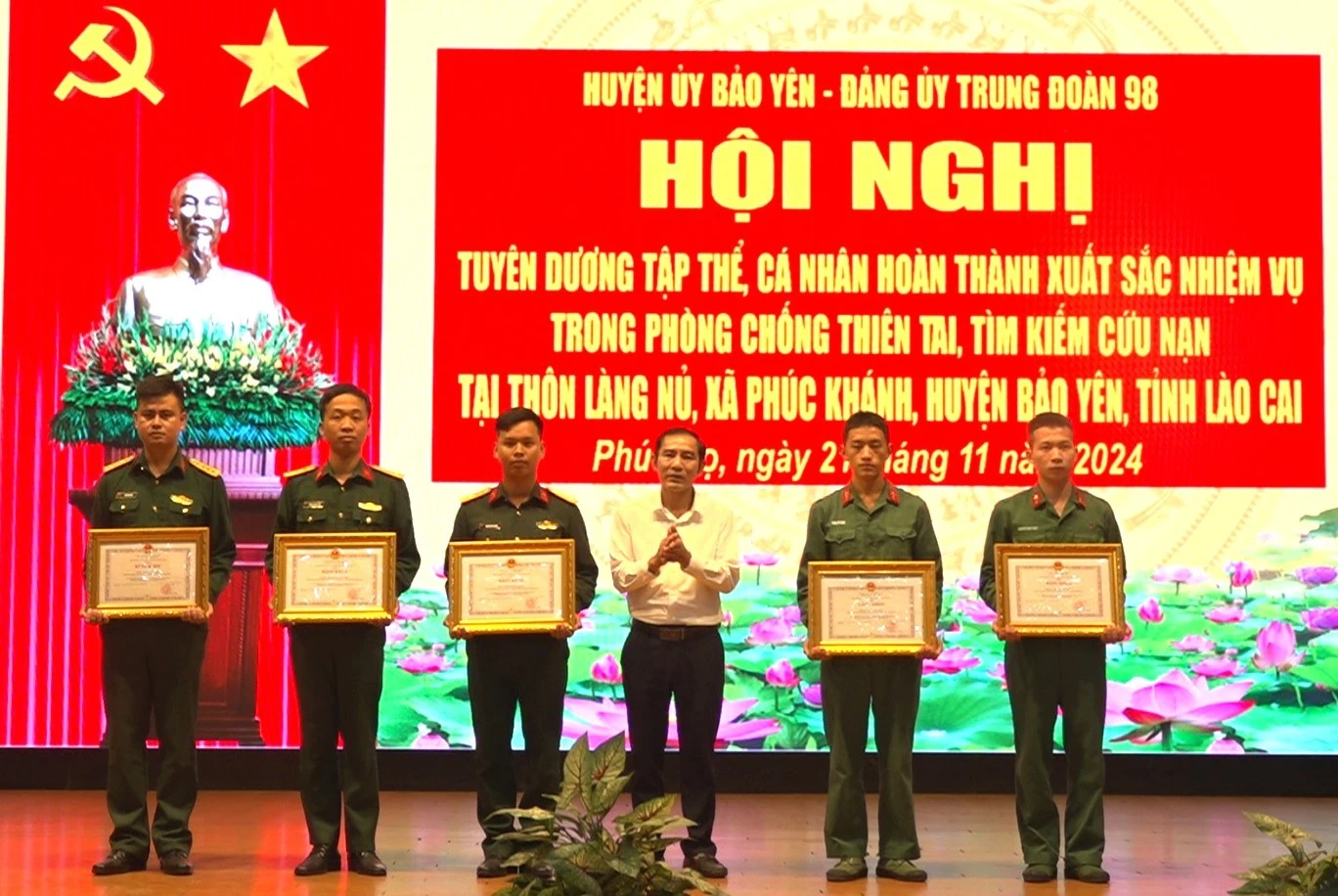 tang-bang-khen-cua-chu-tich-ubnd-tinh-lao-cai-cho-cac-ca-nhan-1.jpg