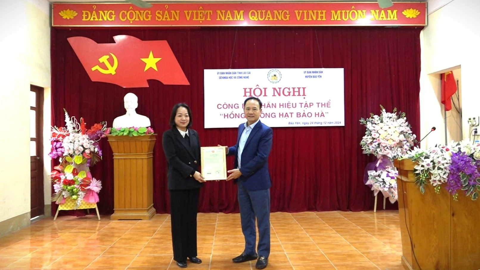 trao-giay-dang-ky-nhan-hieu-cho-hoi-nong-dan-huyen-bao-yen.jpg