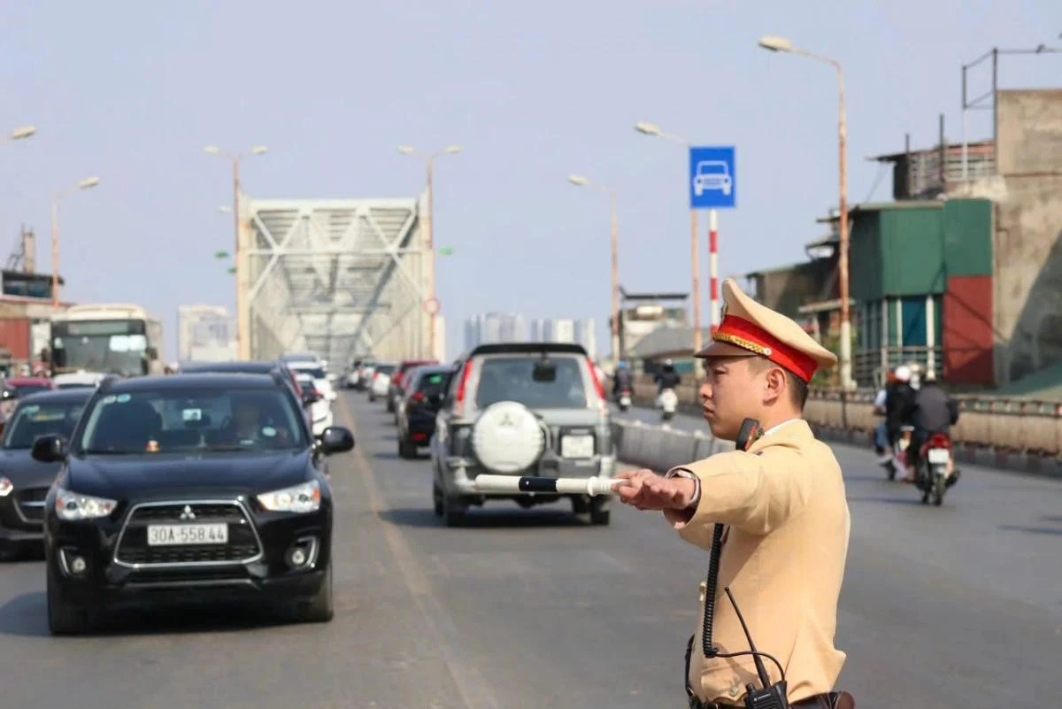 Lực lượng CSGT phân luồng giao thông
