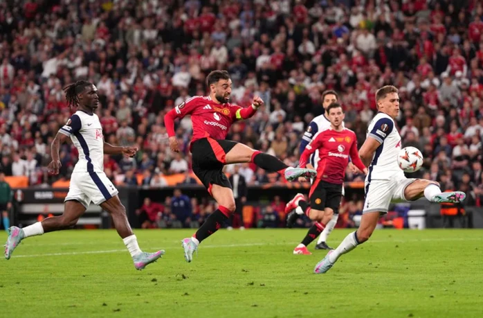 Bruno Fernandes tấn công trước hàng thủ Tottenham