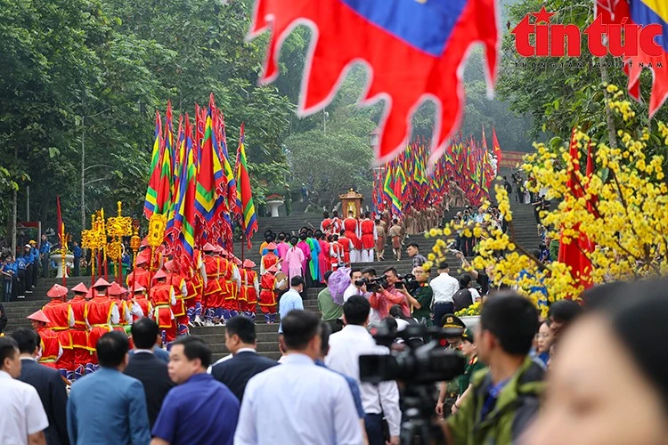 Đông đảo người dân, du khách thập phương về Đền Hùng (TP Việt Trì, tỉnh Phú Thọ) dâng hương tưởng niệm các vua Hùng, sáng 18/4/2024. Ảnh tư liệu: Lê Phú/Báo Tin tức