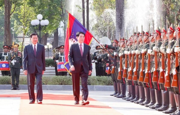 Chủ tịch nước Lương Cường và Tổng Bí thư, Chủ tịch nước Lào Thongloun Sisoulith duyệt Đội danh dự.
