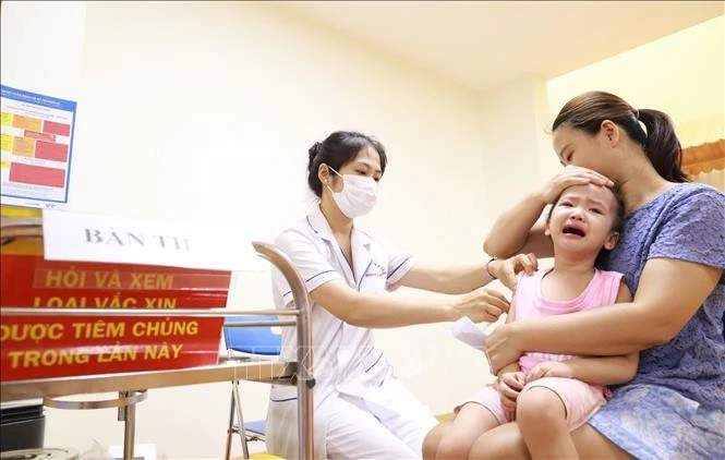 Tiêm vaccine sởi giúp trẻ có miễn dịch phòng bệnh. Ảnh: TTXVN