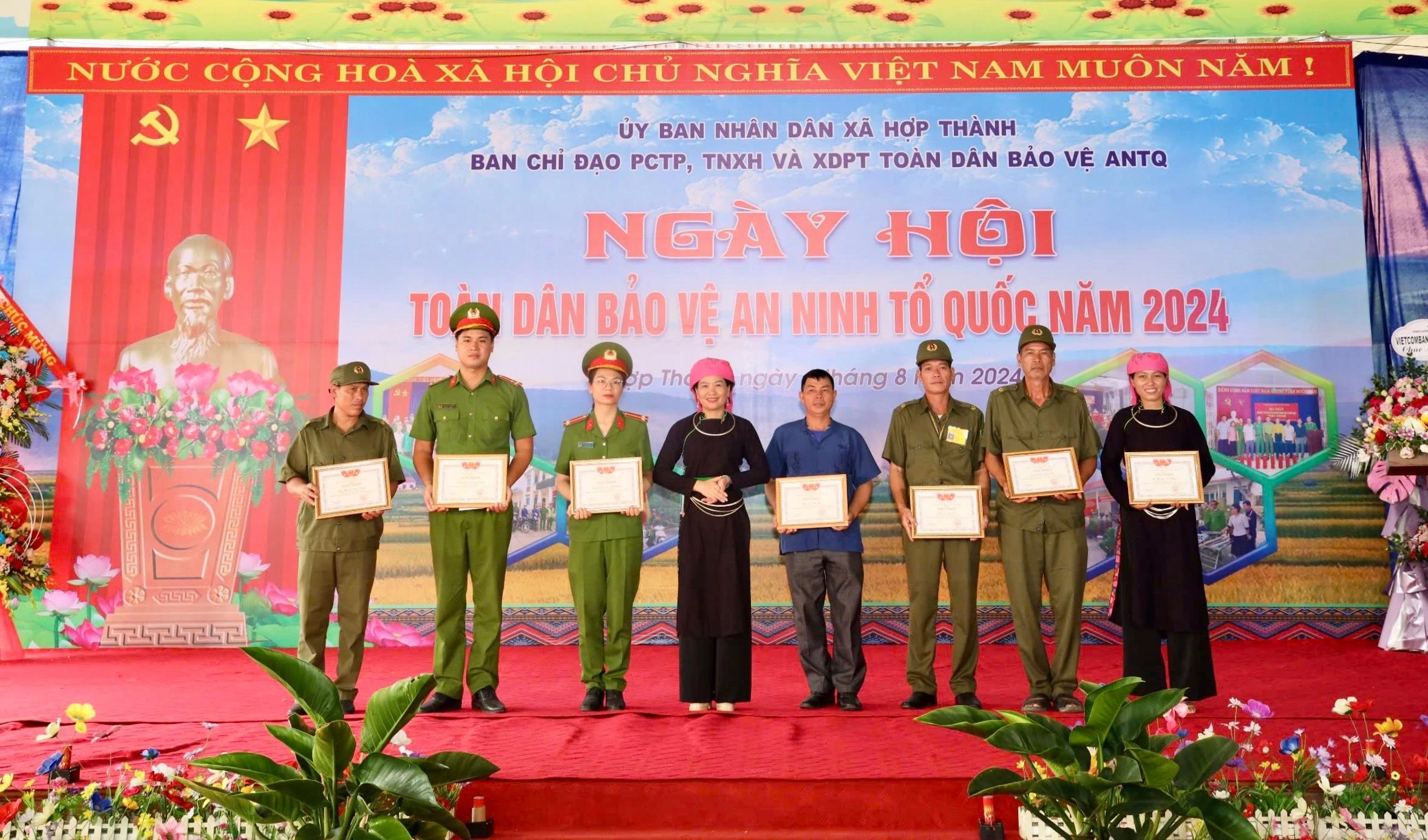 Khen thưởng các tập thể, cá nhân có thành tích xuất sắc trong phong trào Toàn dân bảo vệ an ninh Tổ quốc.