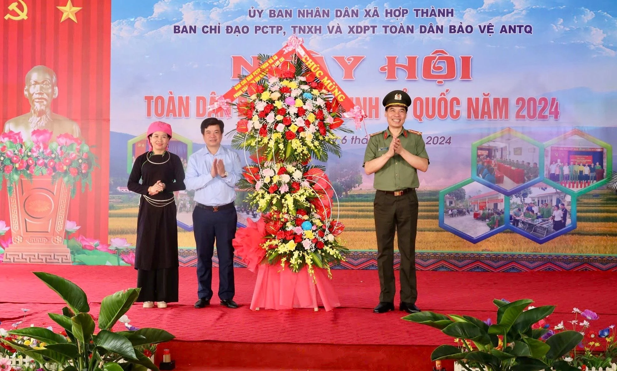Đại diện lãnh đạo Công an tỉnh, thành phố Lào Cai tặng hoa chúc mừng xã.