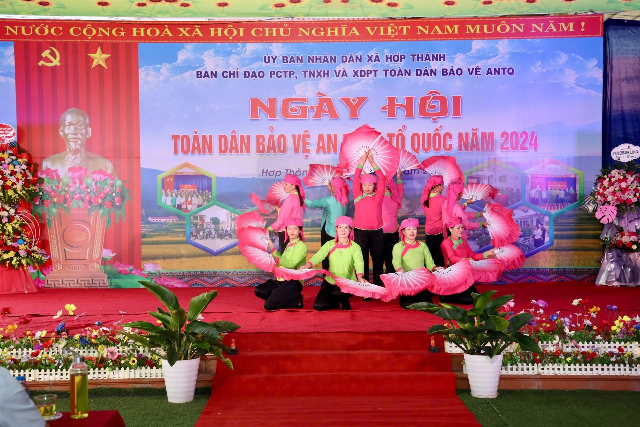 Biểu diễn văn nghệ tại ngày hội.