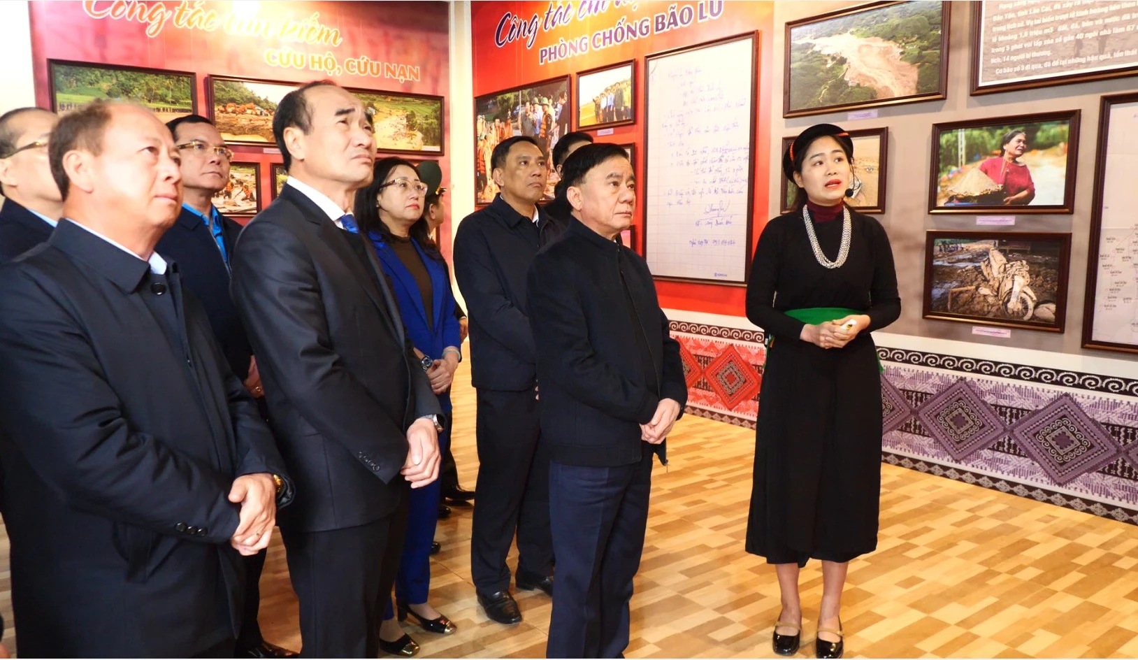 tham-quan-nghe-thuyet-minh-tai-khu-trung-bay-anh-hien-vat-copy.png