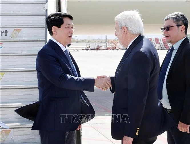 Bộ trưởng Bộ Ngoại giao Chile Alberto van Klaveren Stork đón Chủ tịch nước Lương Cường tại sân bay quốc tế Arturo M. Benitez ở thủ đô Santiago de Chile. Ảnh: Lâm Khánh/TTXVN