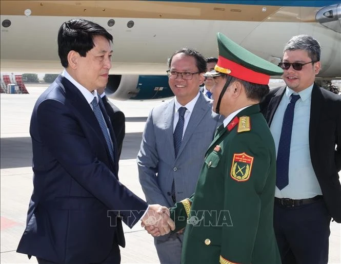 Cán bộ, nhân viên đại sứ quán Việt Nam đón Chủ tịch nước Lương Cường tại sân bay quốc tế Arturo M. Benitez ở thủ đô Santiago de Chile. Ảnh: Lâm Khánh/TTXVN