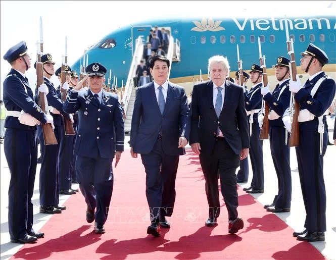 Lễ đón Chủ tịch nước Lương Cường tại sân bay quốc tế Arturo M. Benitez ở thủ đô Santiago de Chile. Ảnh: Lâm Khánh/TTXVN