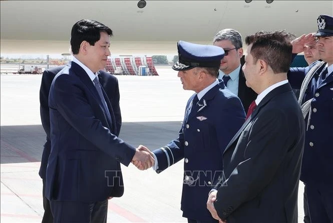 Lễ đón Chủ tịch nước Lương Cường tại sân bay quốc tế Arturo M. Benitez ở thủ đô Santiago de Chile. Ảnh: Lâm Khánh/TTXVN