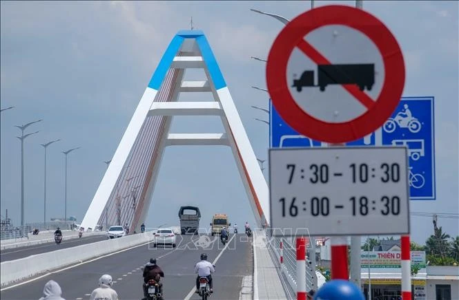 Biển cấm xe container theo giờ được đặt trên cầu Trần Hoàng Na phía quận Cái Răng. Ảnh minh họa: Thanh Liêm/TTXVN