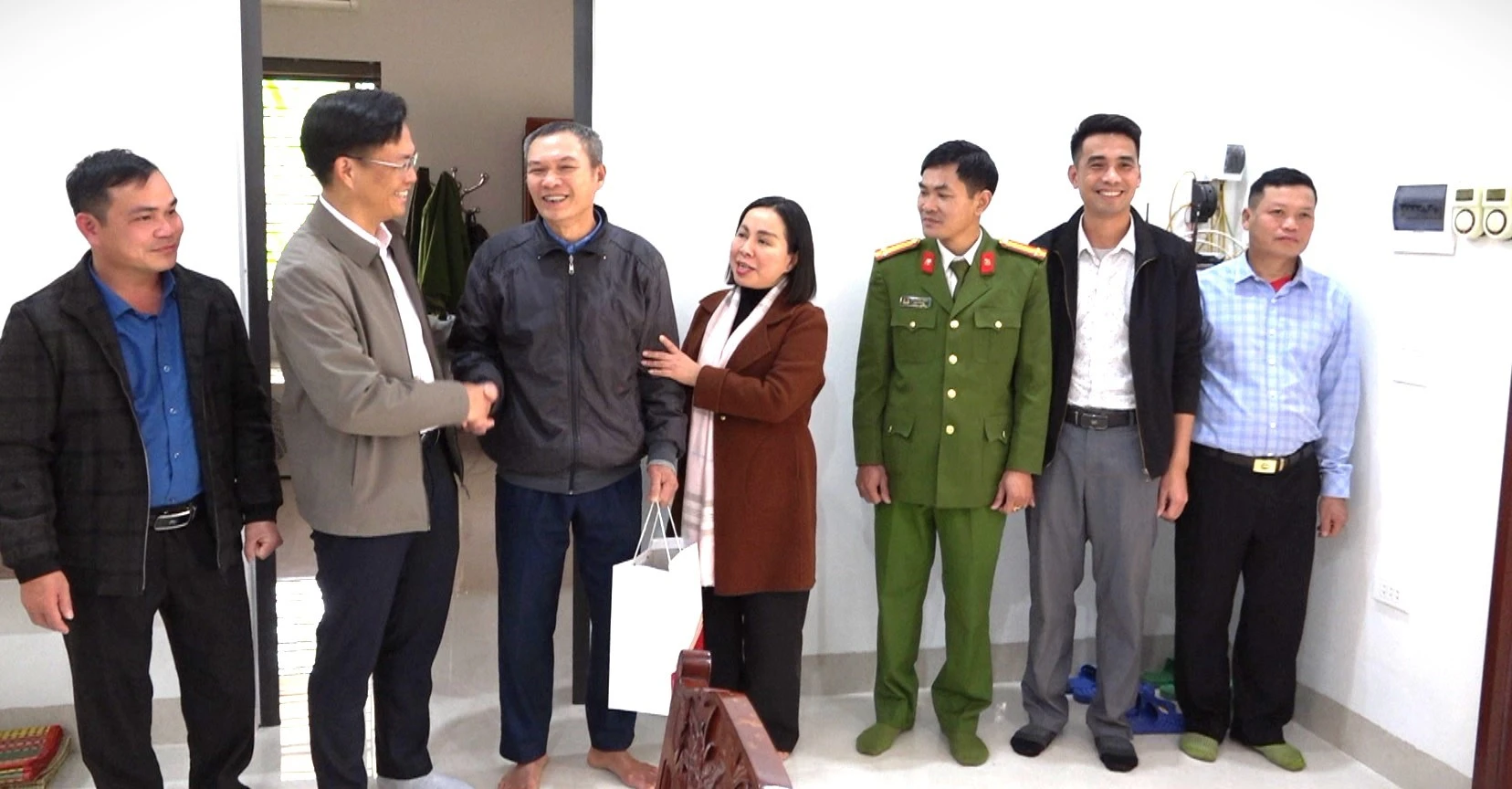 tang-qua-gia-dinh-ong-pham-quang-trung.jpg