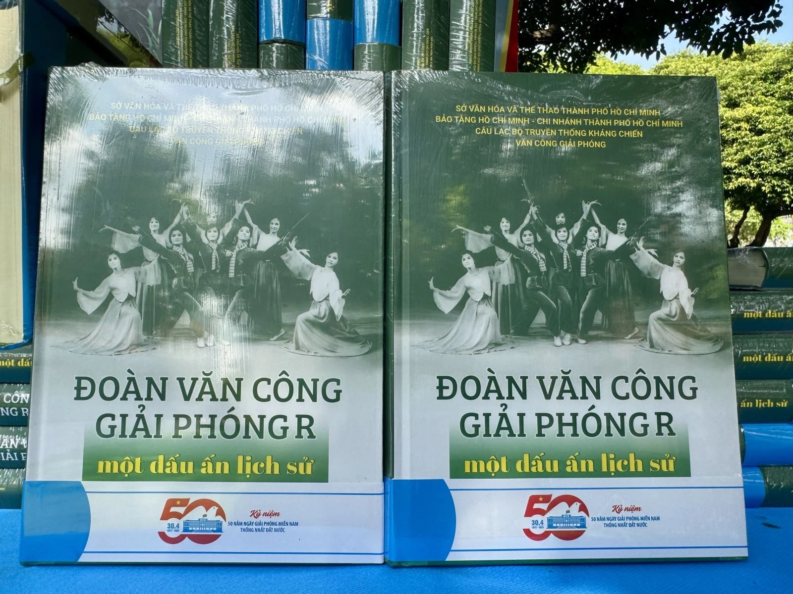 “Đoàn Văn công Giải phóng R - Một dấu ấn lịch sử” tái hiện mặt trận văn hóa trong chiến tranh qua từng trang sách.