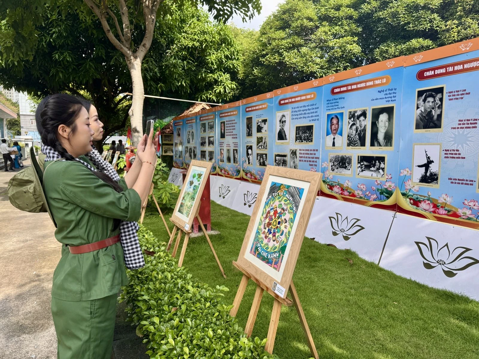 Triển lãm chuyên đề cùng tên với hơn 110 tư liệu quý về hoạt động của Đoàn Văn công Giải phóng.