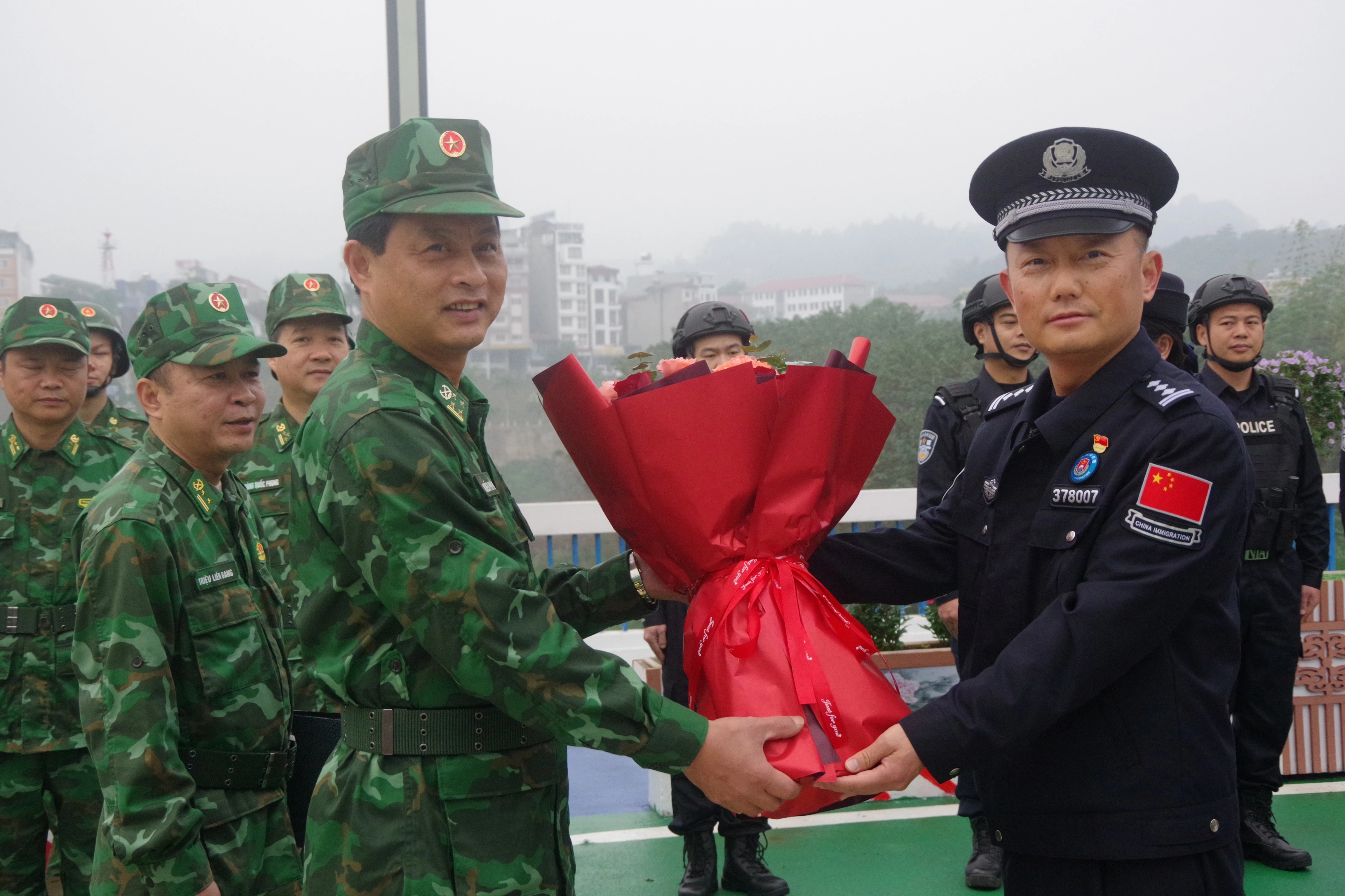 chi-huy-truong-tuan-tra-lien-hop-cua-hai-ben-gap-go-tang-hoa-tai-vach-phan-dinh-duong-bien-gioi-cuua-khau-quoc-te-lao-cai-ha-khau.jpg