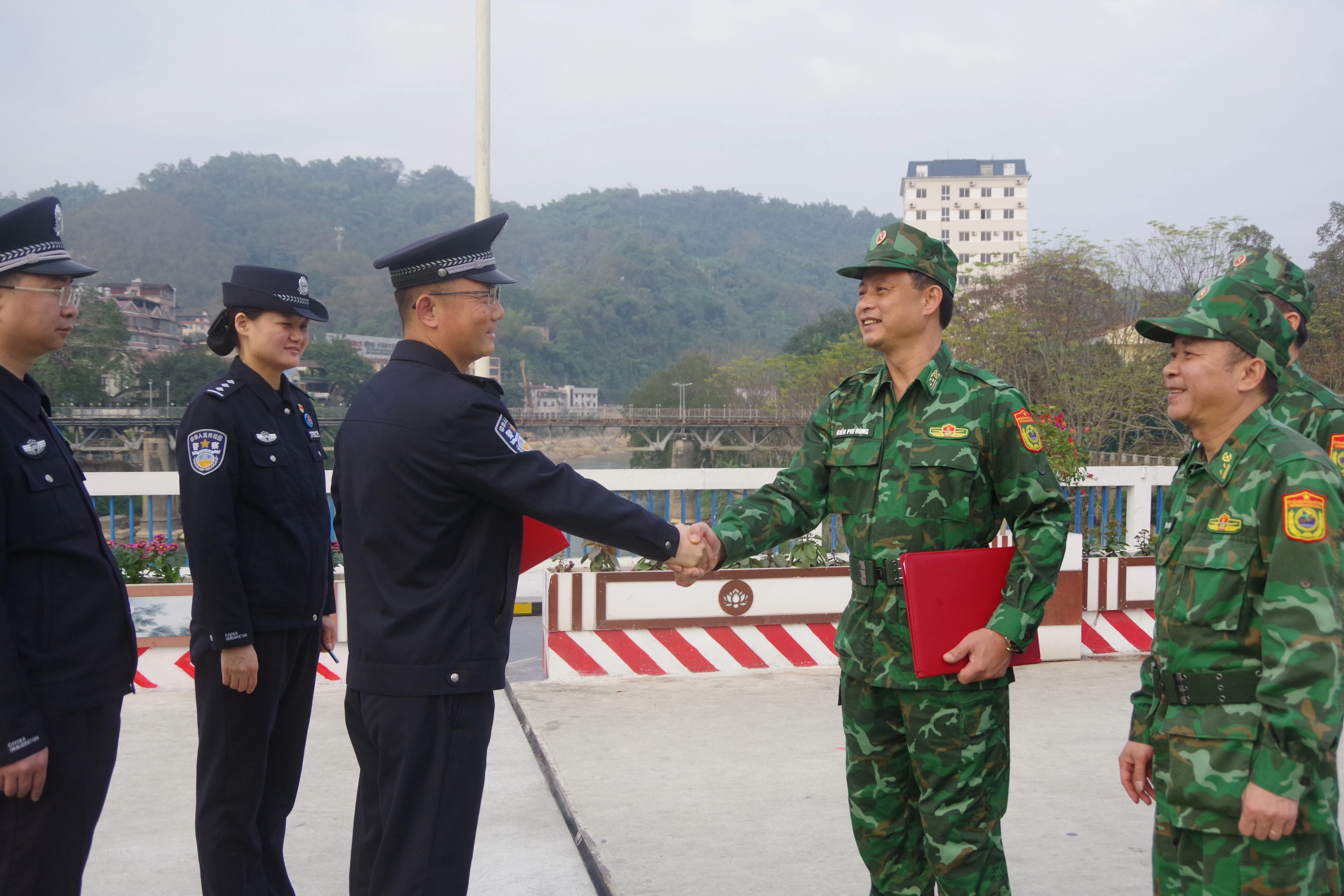 chi-huy-truong-tuaanf-tra-lien-hop-cua-hai-ben-ky-ket-bien-ban-tuan-tra-lan-thu-nhat-nam-2025.jpg