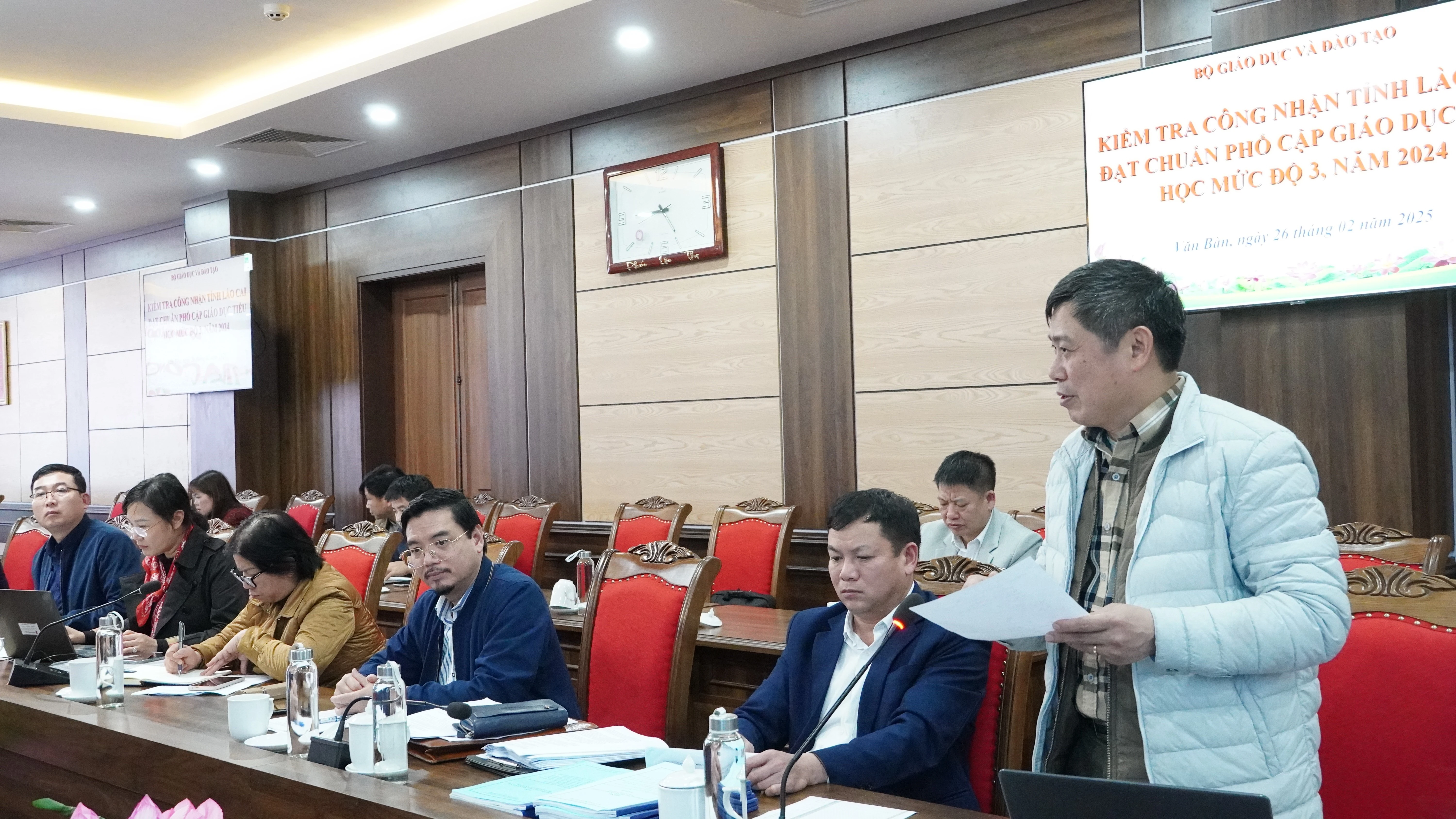 thanh-vien-doan-cong-tac-danh-gia-co-mot-so-y-kien-voi-huyen-van-ban.jpg