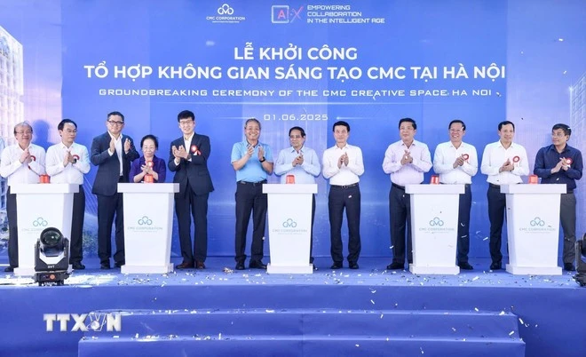 Thủ tướng Phạm Minh Chính và các đại biểu khởi công dự án Tổ hợp Không gian sáng tạo tại Hà Nội. (Ảnh: Dương Giang/TTXVN)