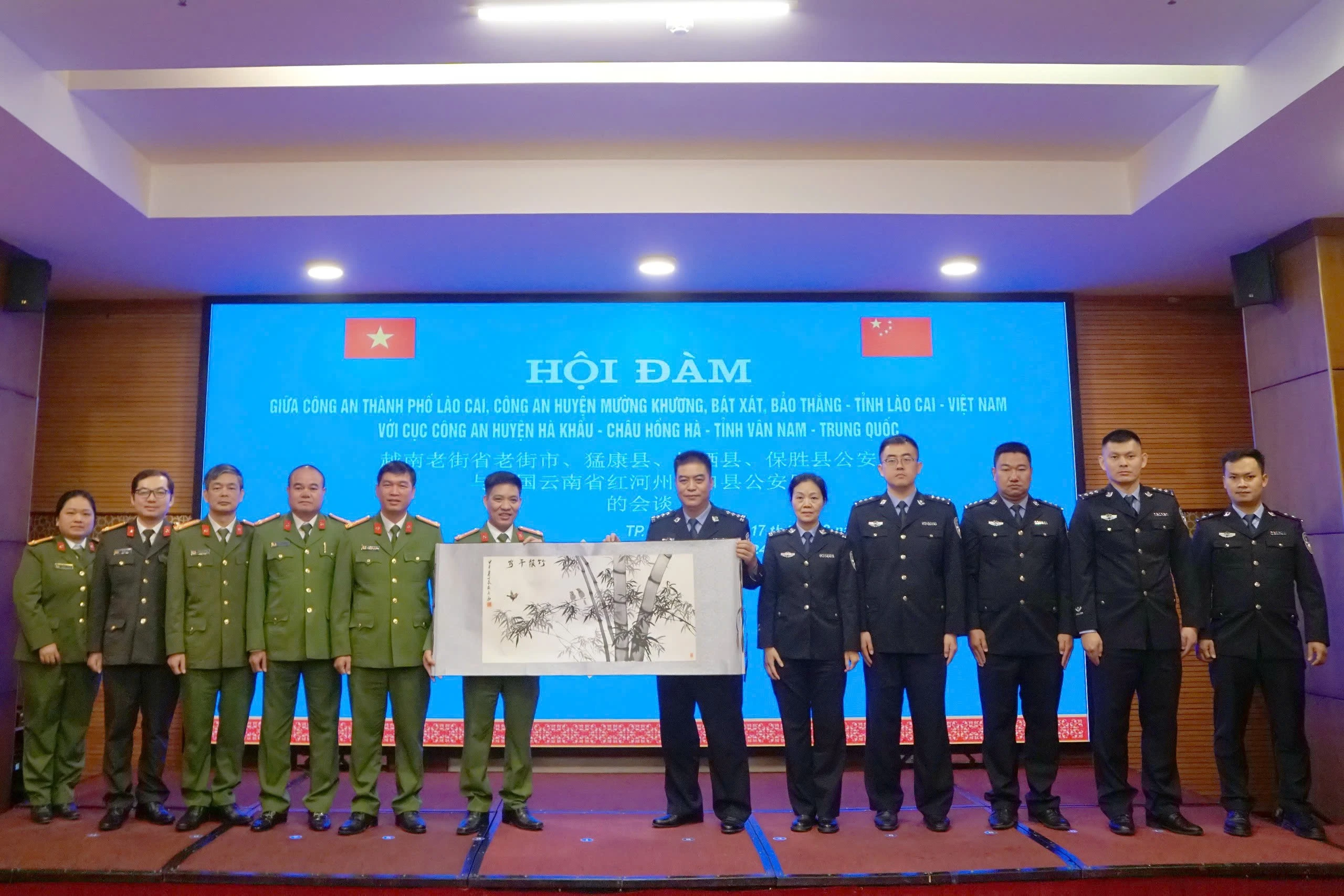 anh-6-cuc-cong-an-ha-khau-tang-tranh-luu-niem-cho-cong-an-4-huyen-thanh-pho.jpg