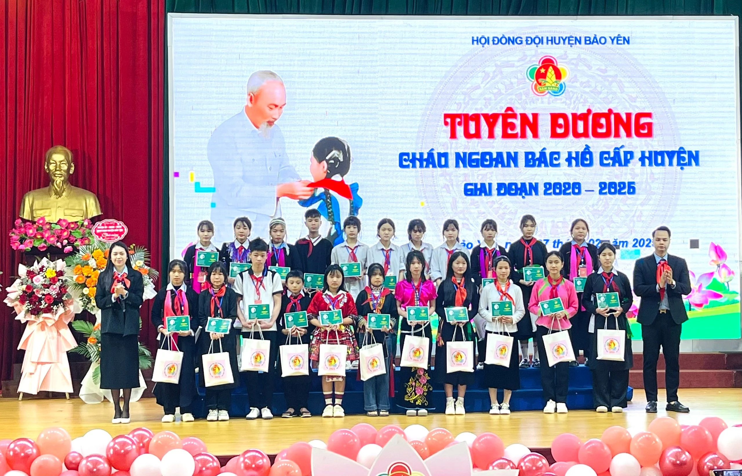 cac-thieu-nien-nhi-dong-duoc-tuyen-duong-chau-ngoan-bac-ho.jpg