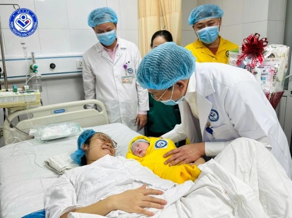 Giám đốc Bệnh viện Phụ sản Trung ương và ê kíp vui mừng chào đón em bé đầu tiên chào đời năm 2025.
