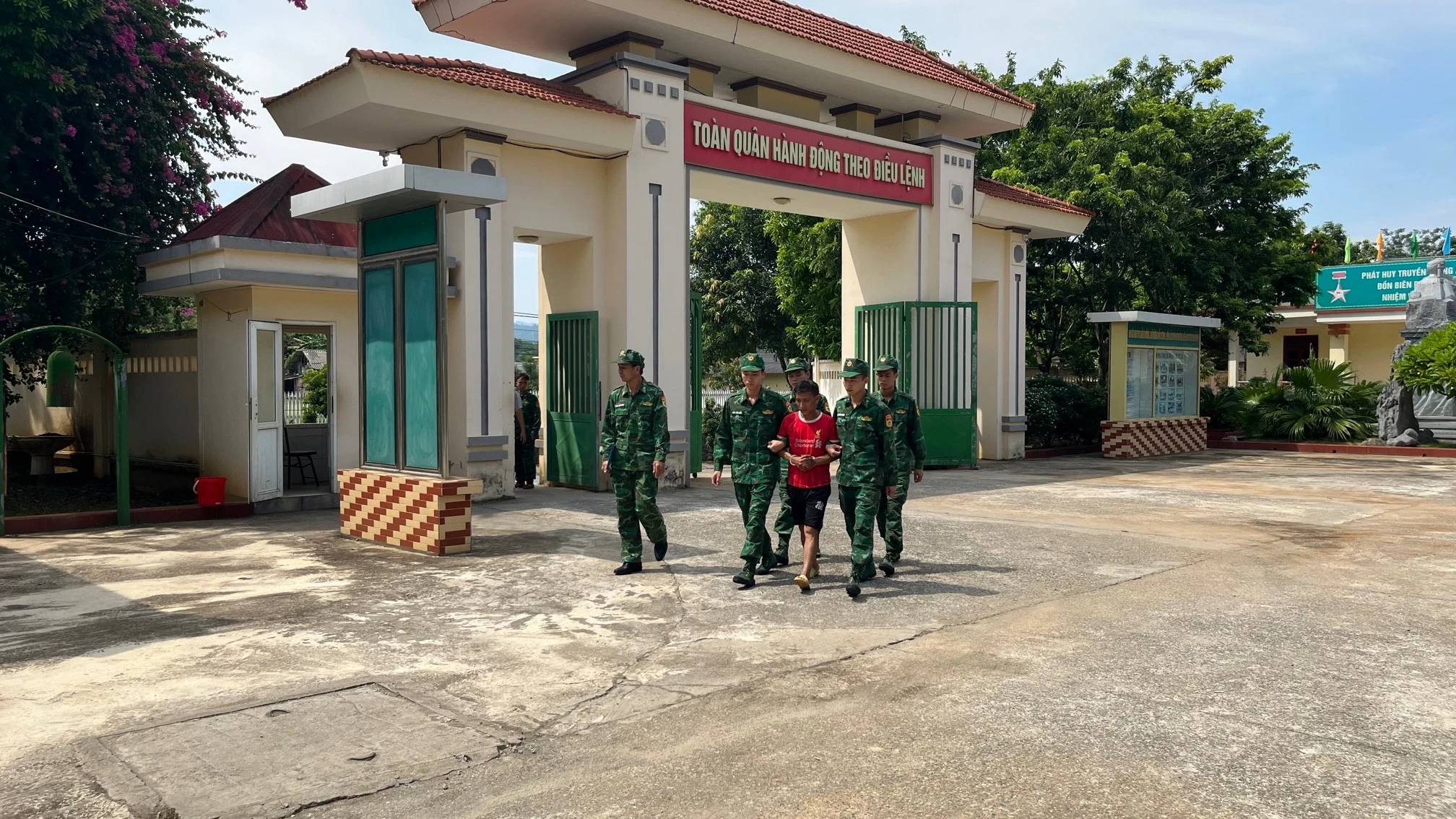 can-bo-bdbp-ap-giai-doi-tuong-mua-ban-nguoi-qua-bien-gioi.jpg