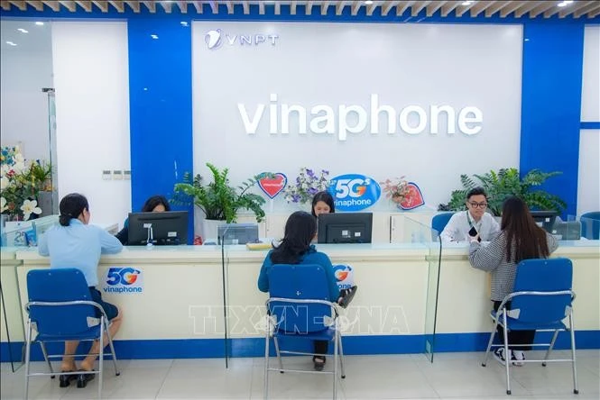 Khách đến giao dịch tại Trung tâm kinh doanh VNPT Hà Nội. Ảnh: Minh Quyết/ TTXVN