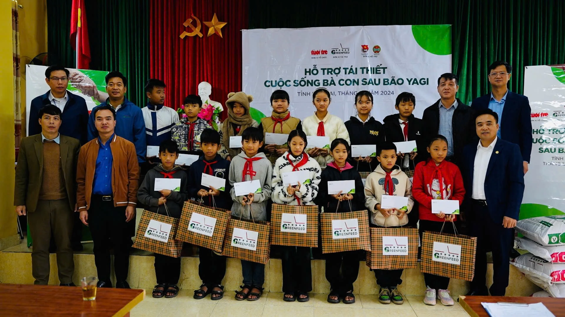 anh-2-cac-em-hoc-sinh-duoc-nhan-hoc-bong-tai-chuong-trinh.jpg