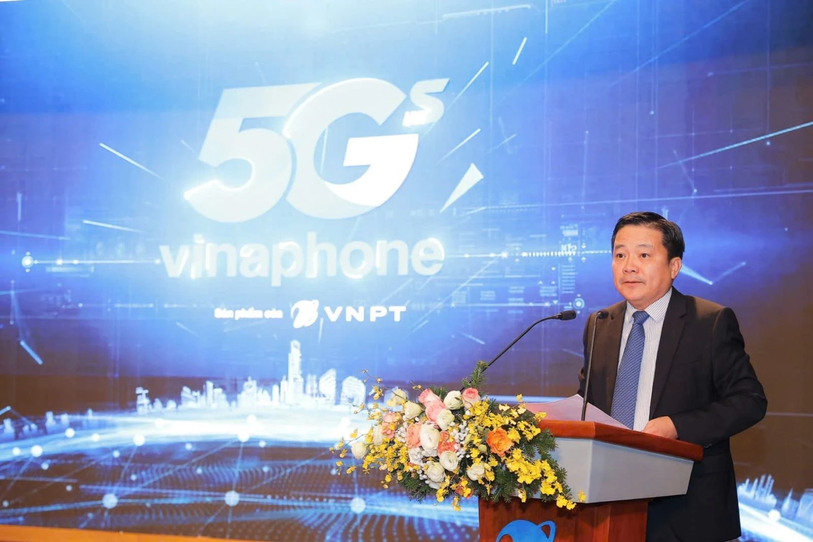 Ông Huỳnh Quang Liêm, Tổng Giám đốc Tập đoàn VNPT chính thức công bố cung cấp dịch vụ VinaPhone 5G.