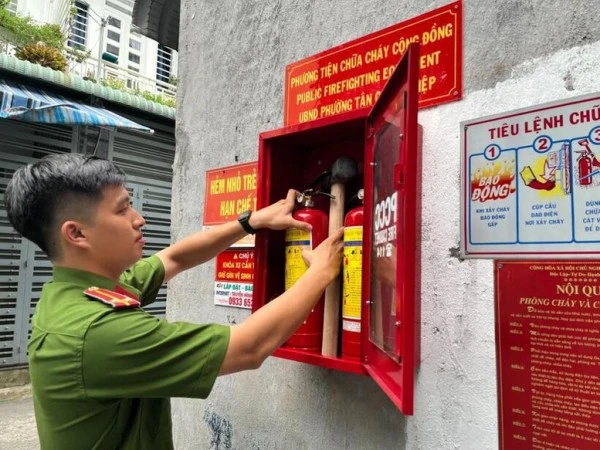Lực lượng Cảnh sát PCCC &amp; CNCH kiểm tra các phương tiện PCCC tại các khu dân cư.