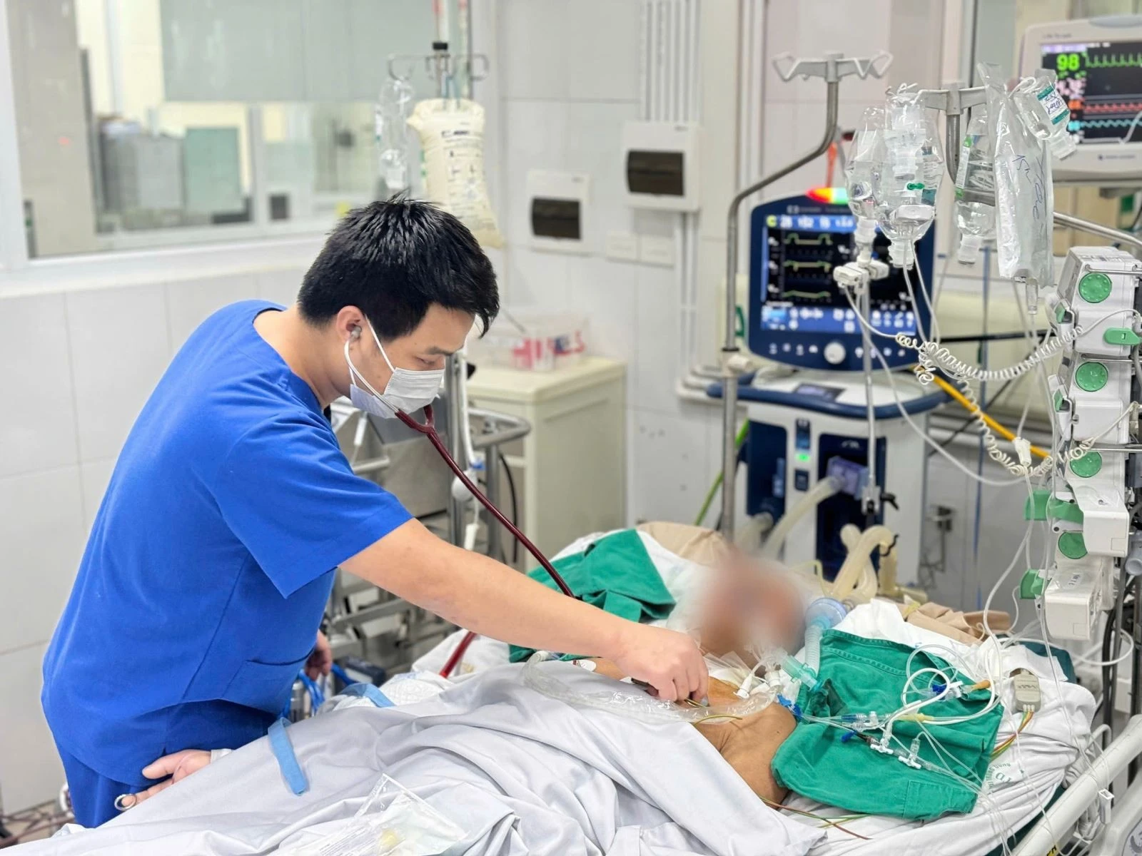 Nhiều bệnh nhân mắc cúm nặng nhập viện. Ảnh: BS
