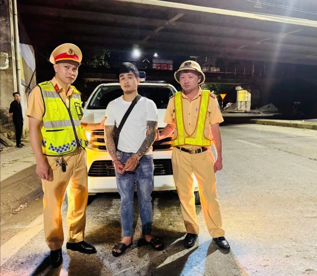 anh-1-luc-luong-canh-sat-thong-cong-an-tinh-bat-giu-doi-tuong-cung-tang-vat-5866.jpg