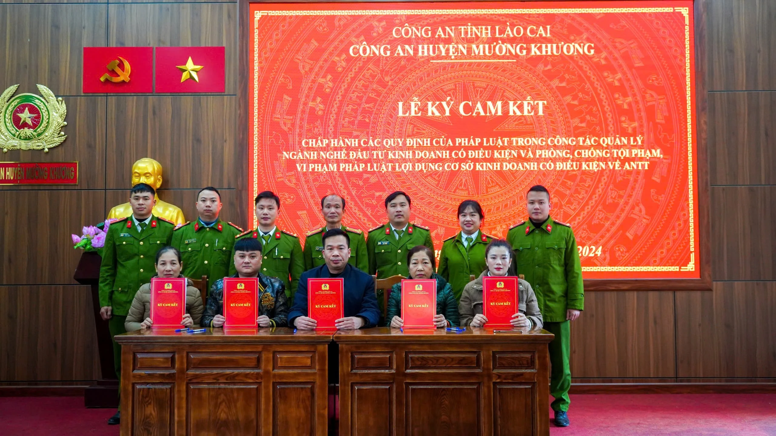 anh-5-cac-don-vi-ky-cam-ket-chap-hanh-phap-luat-nam-2025-2.jpg