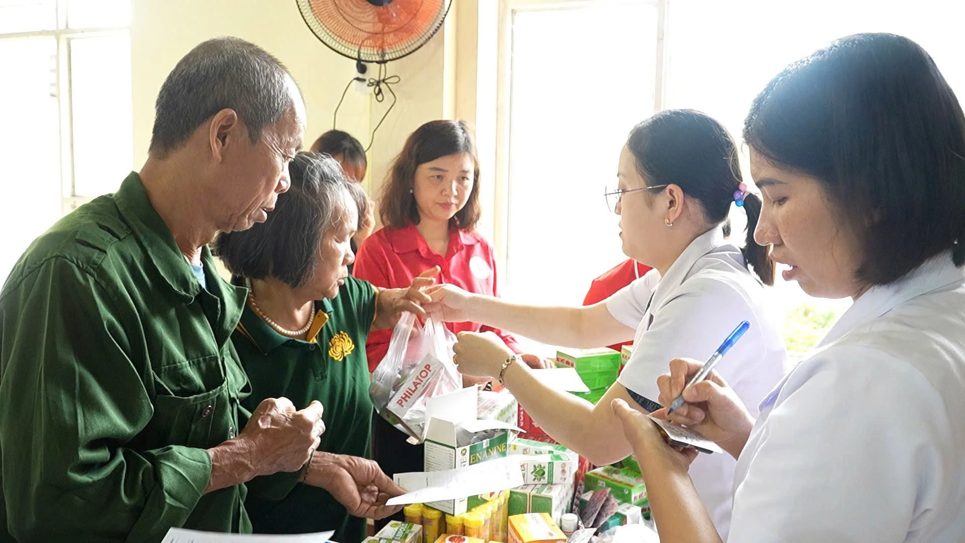 kham-benh-va-phat-thuoc-mien-phi-cho-nguoi-dan.jpg