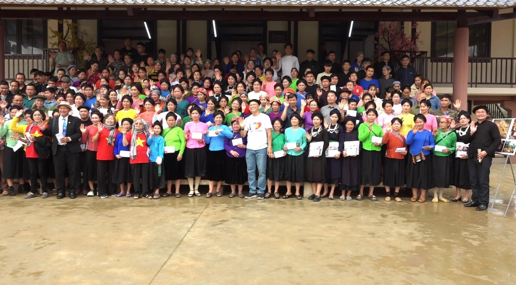 tang-qua-cho-cac-ho-gia-dinh-thon-lang-nu-xa-phuc-khanh.jpg